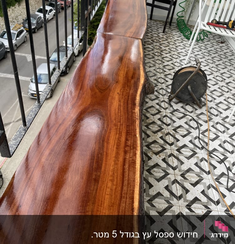 משטח עץ מלוטש על מרפסת עם כלים וחוט חשמל